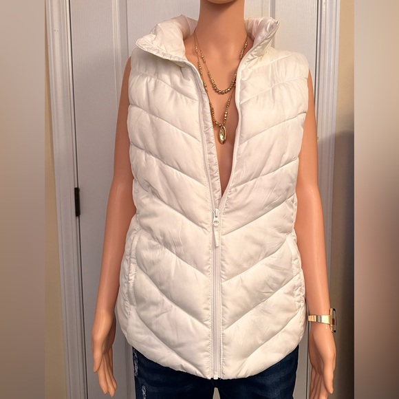 White Puff Vest in a size XL. Excellent condition. - Picture 6 of 6